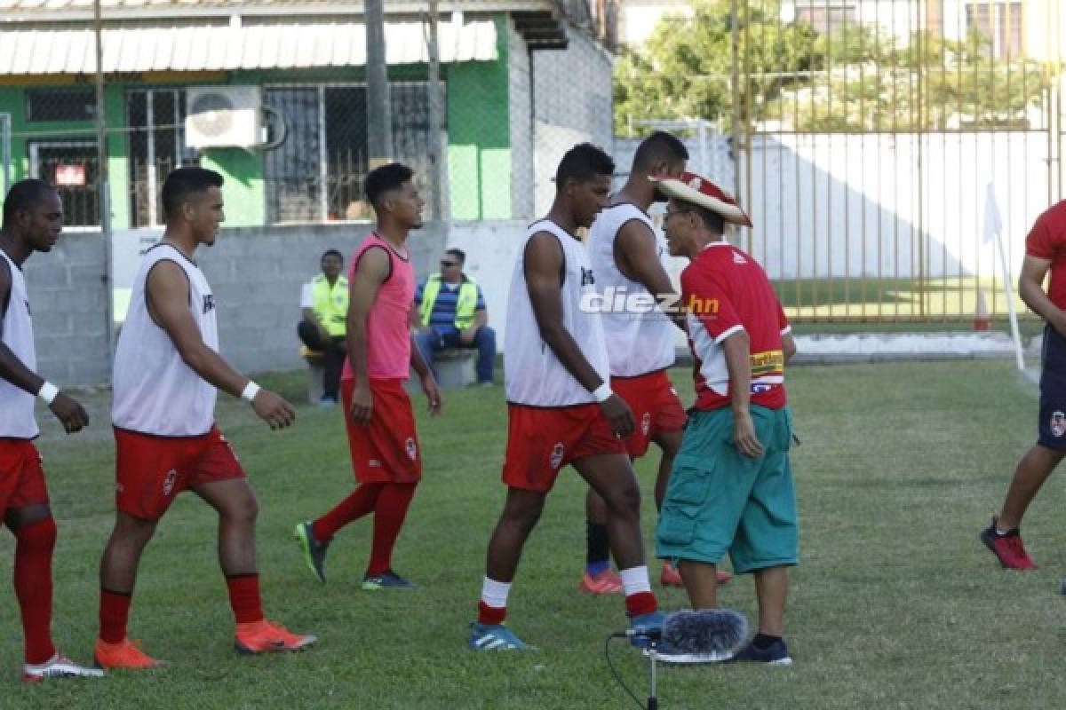 Fotos: Belleza, Golazo de Jeison Mejía en el Excélsior y pancarta contra el racismo