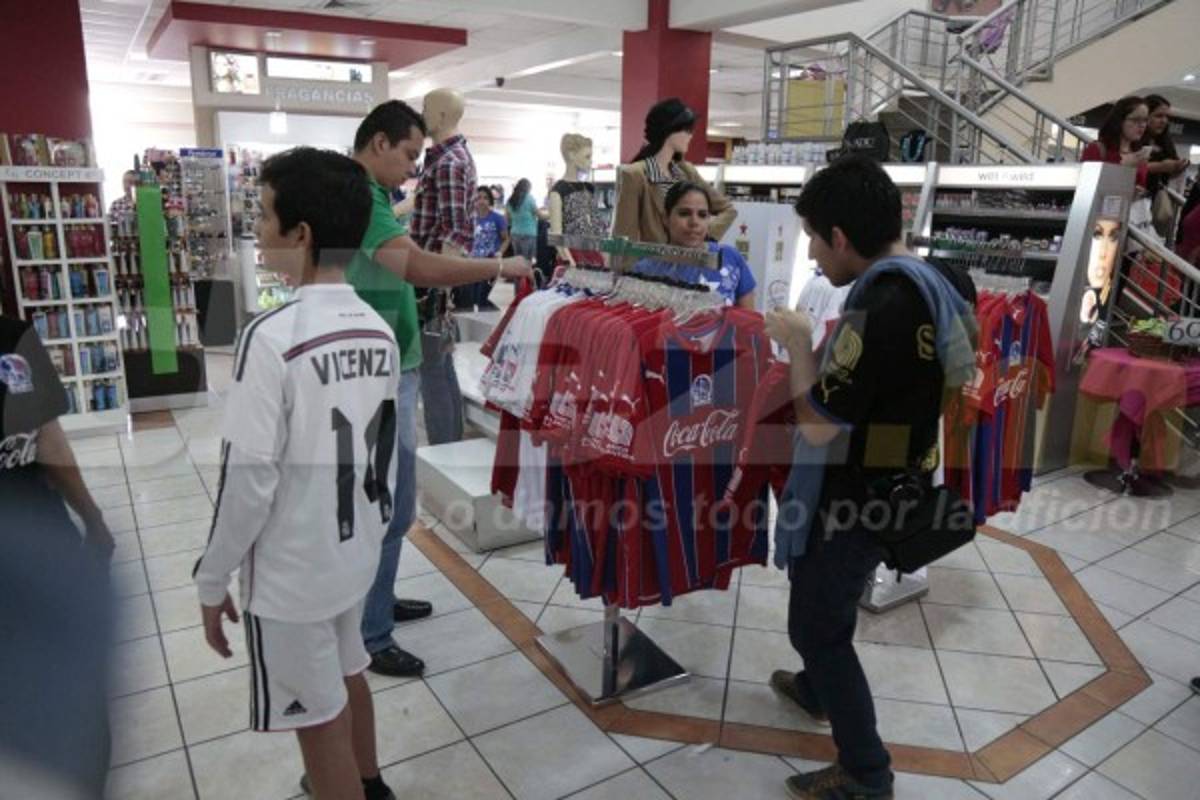 Así fue la presentación de la nueva camisa del Olimpia