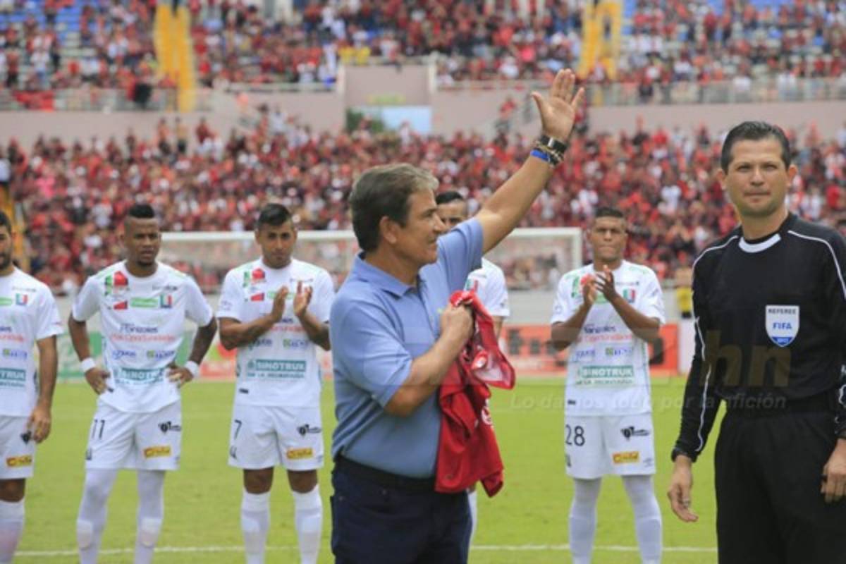 Así fue el homenaje del Alajuelense al técnico Jorge Luis Pinto