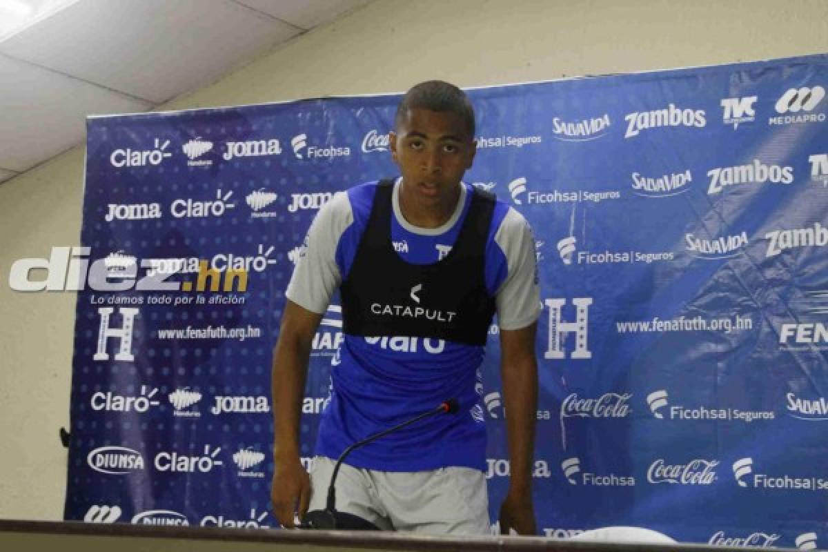 FOTOS: La caída de Rigo Rivas en conferencia de prensa con la Selección de Honduras