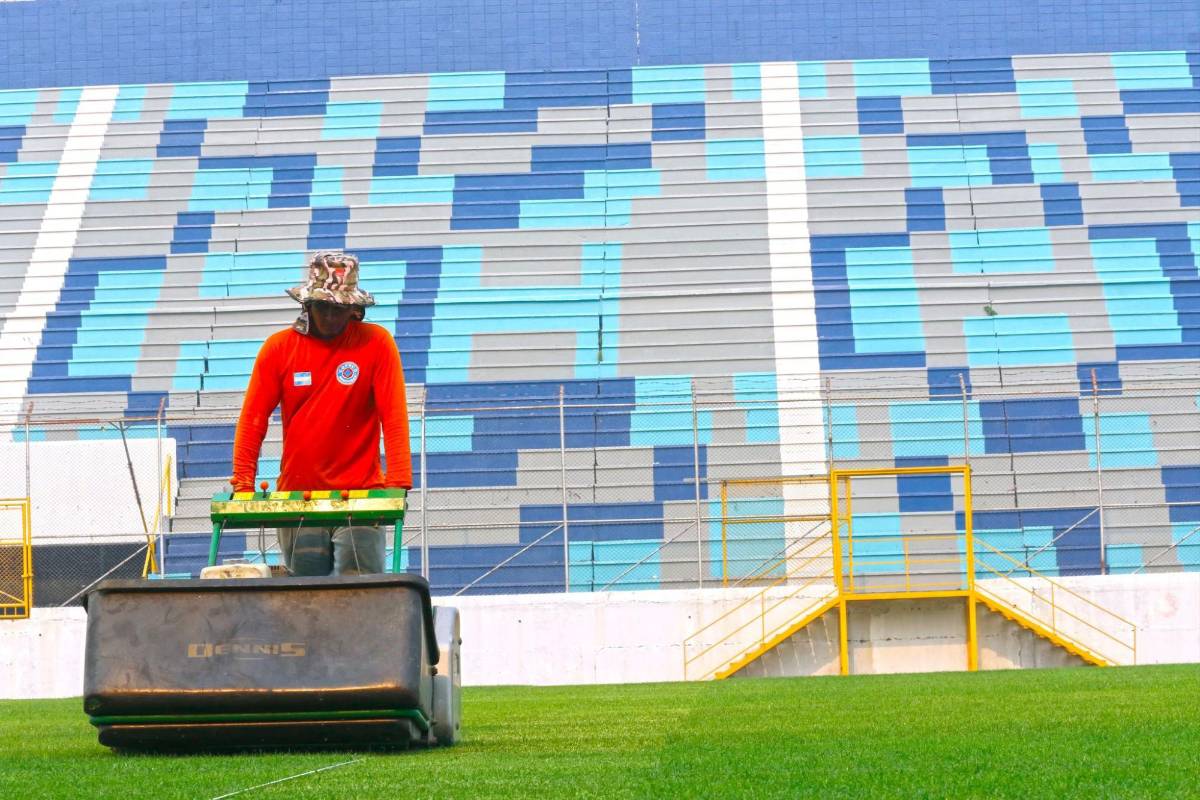 ¡Como mesa de billar! Estadio Morazán luce espectacular nueva grama y comienzan a realizar instalaciones