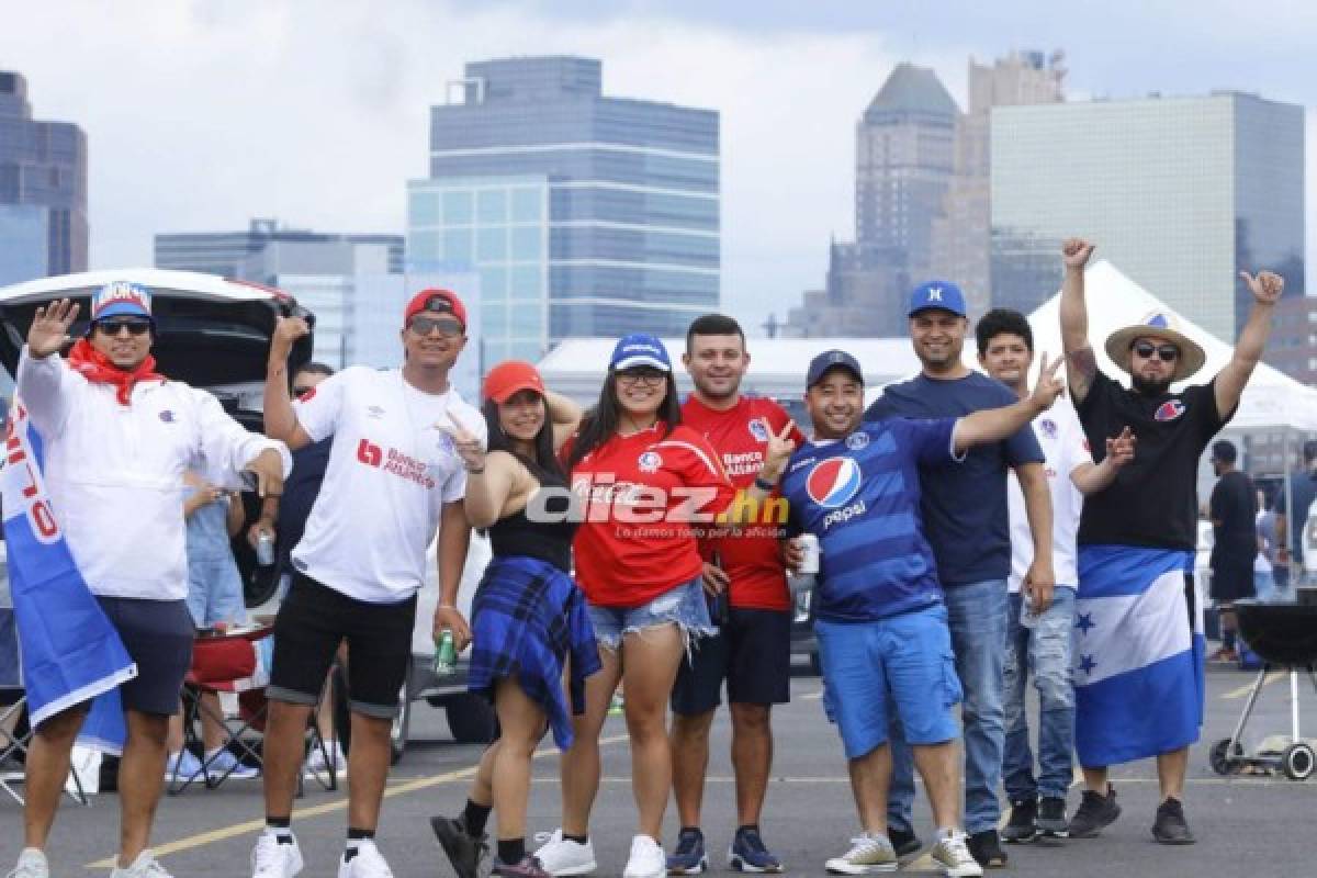 ¡Belleza y colorido! Ambientazo catracho en las afueras del Red Bull Arena para el Olimpia vs. Motagua