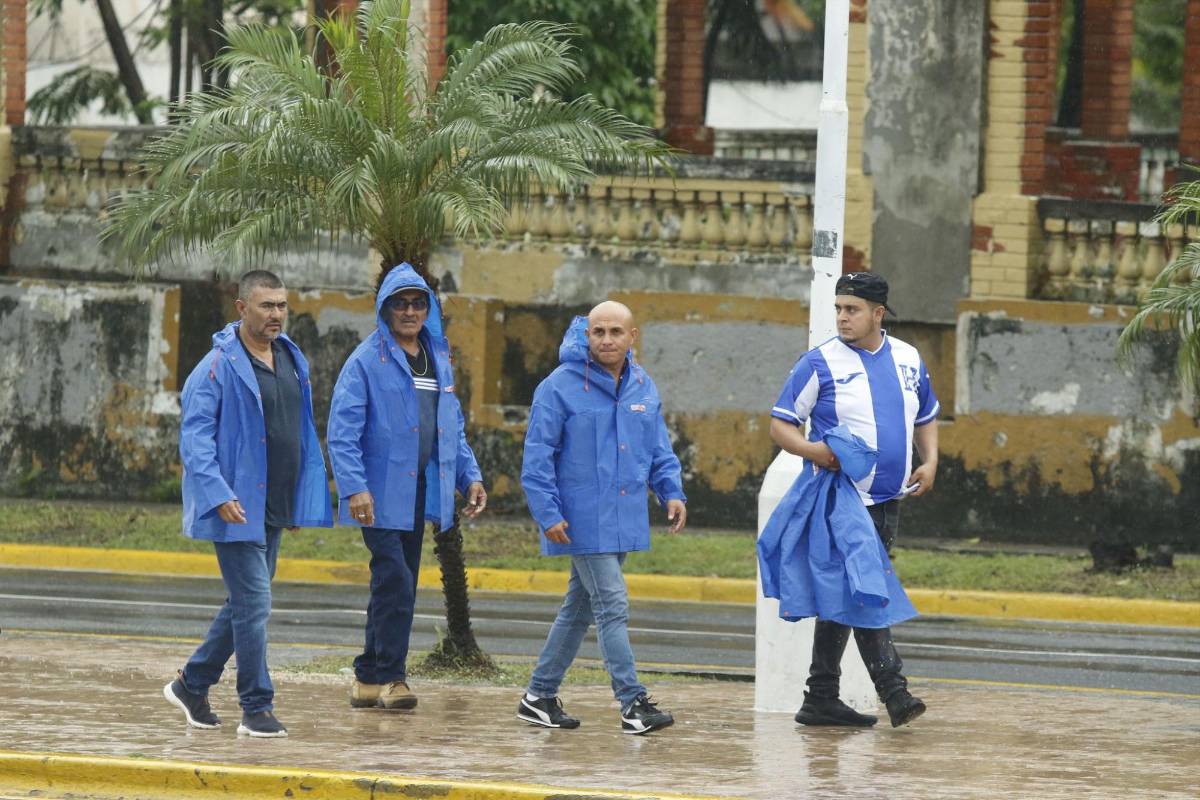 Honduras vs México: ni la lluvia los detiene, aficionados llegan al estadio Morazán, la seguridad es extrema y sigue venta de boletos del mercado negro