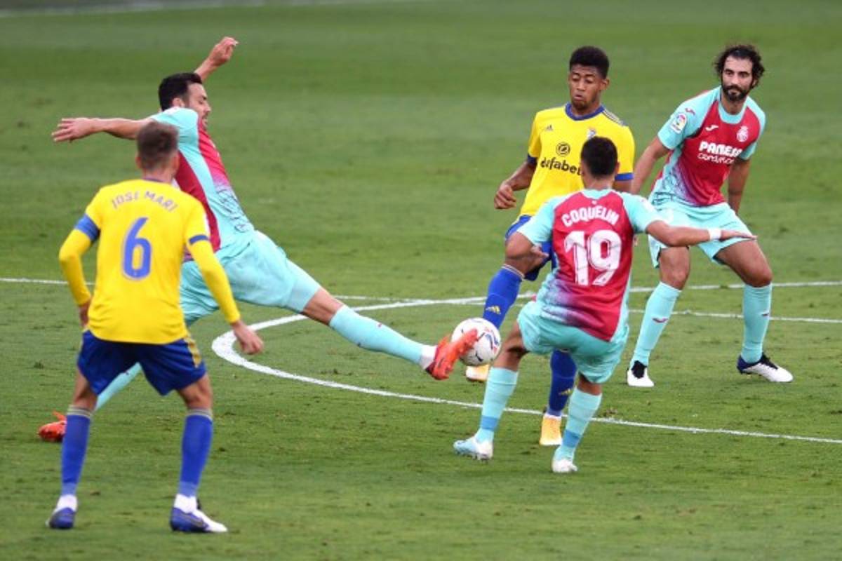 FOTOS: El reclamo de Choco Lozano, el duelo con Iborra y los gestos de dolor en el Cádiz-Villarreal