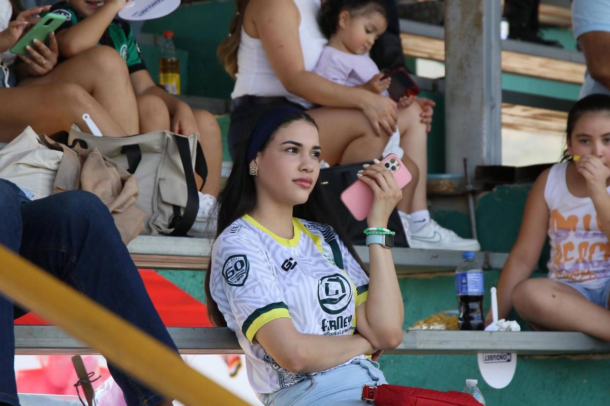 ¿Quién es la aficionada que robó suspiros? Ambientazo se vive con el partido del descenso entre Juticalpa FC y Real Sociedad