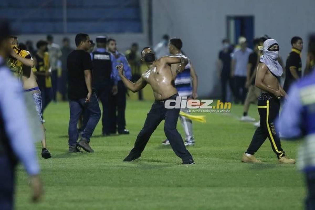 Joven cayó de espaldas al suelo: las otras fotos que no viste del zafarrancho del Real España-Marathón ¡varios policías heridos!