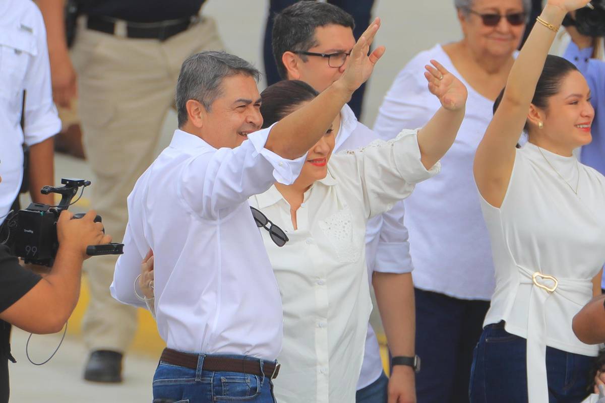 Locura por la vuelta de JOH a Honduras: el beso con su mujer y el caso que enfrentará