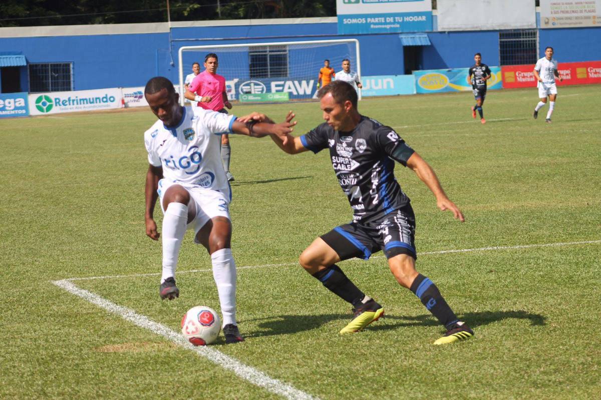 Patrick Palacios reteniendo el balón ante la marca del defensor del Sporting en Costa Rica.