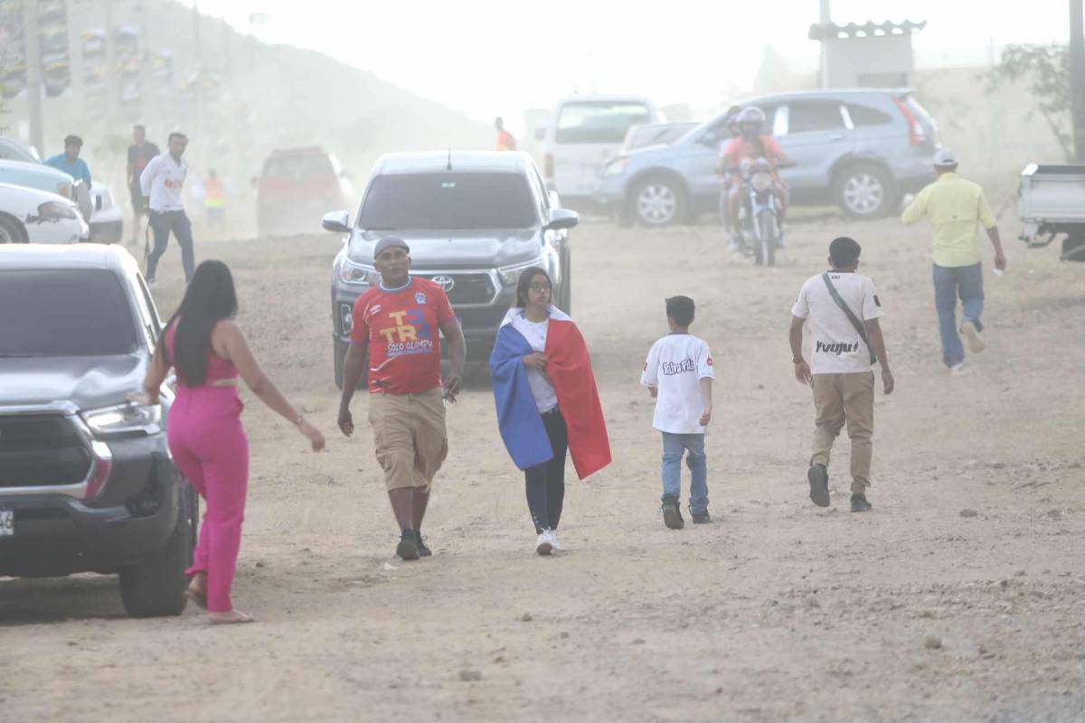 Eduardo Espinel no la pasó bien, sorpresas a la llegada y hasta en paila para ver al Olimpia contra los Lobos de la UPNFM