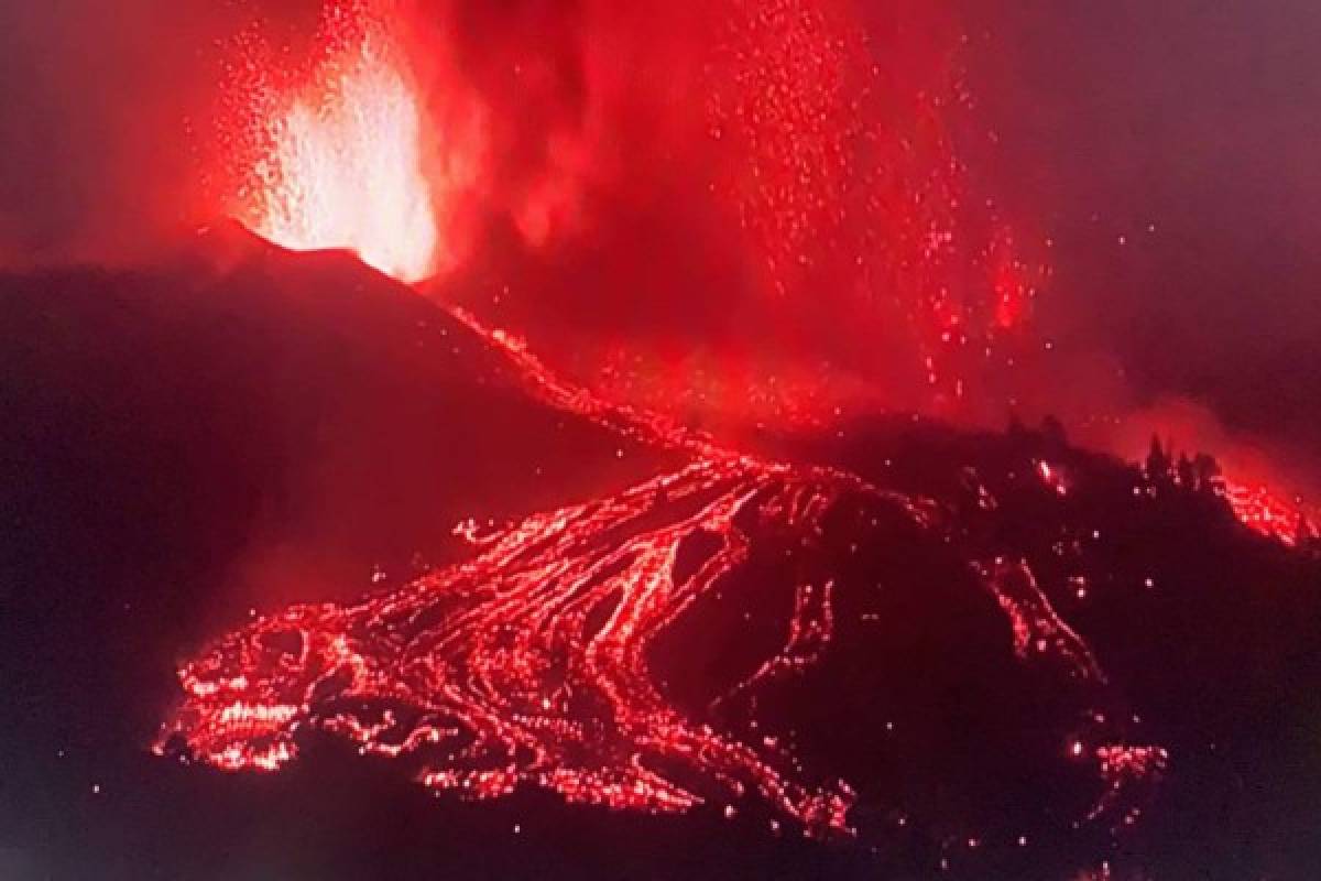 De terror: Volcán en España destruye un centenar de casas y obliga a evacuar cinco mil personas; 'Lo ves en las películas y no lo crees'