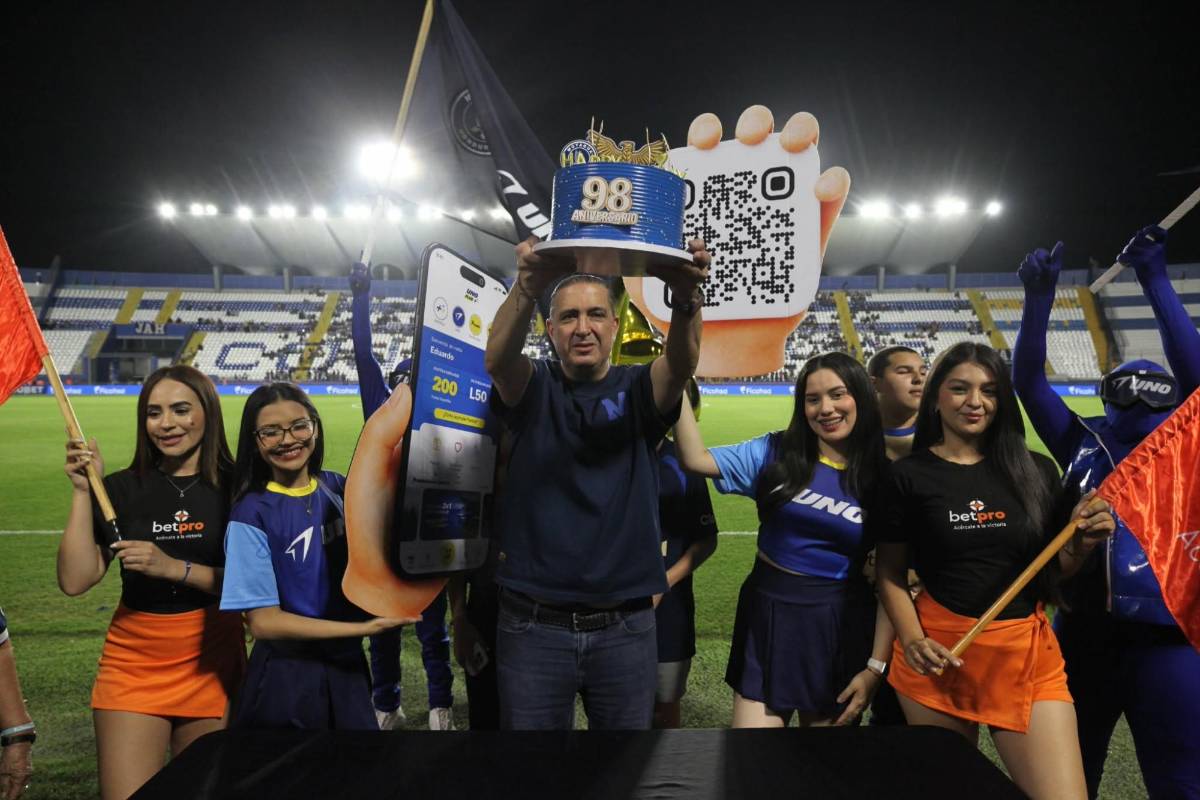 Motagua festeja con remontada, bellas chicas y así llegó Emilio  con Virgnia