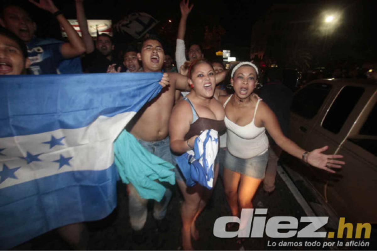 Hondureños celebrando clasificación al Mundial