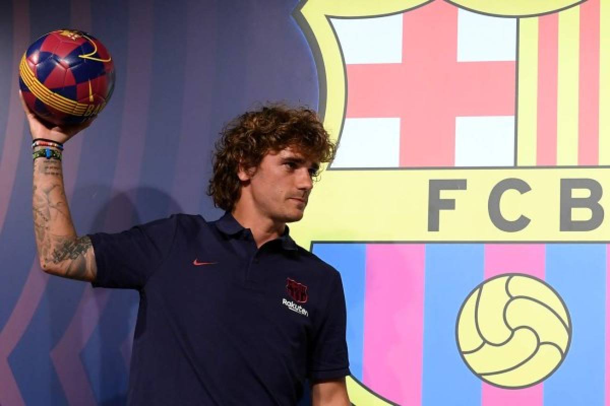 El dominio del balón, la canasta y sin dorsal: Así posó Griezmann con la camisa del Barcelona