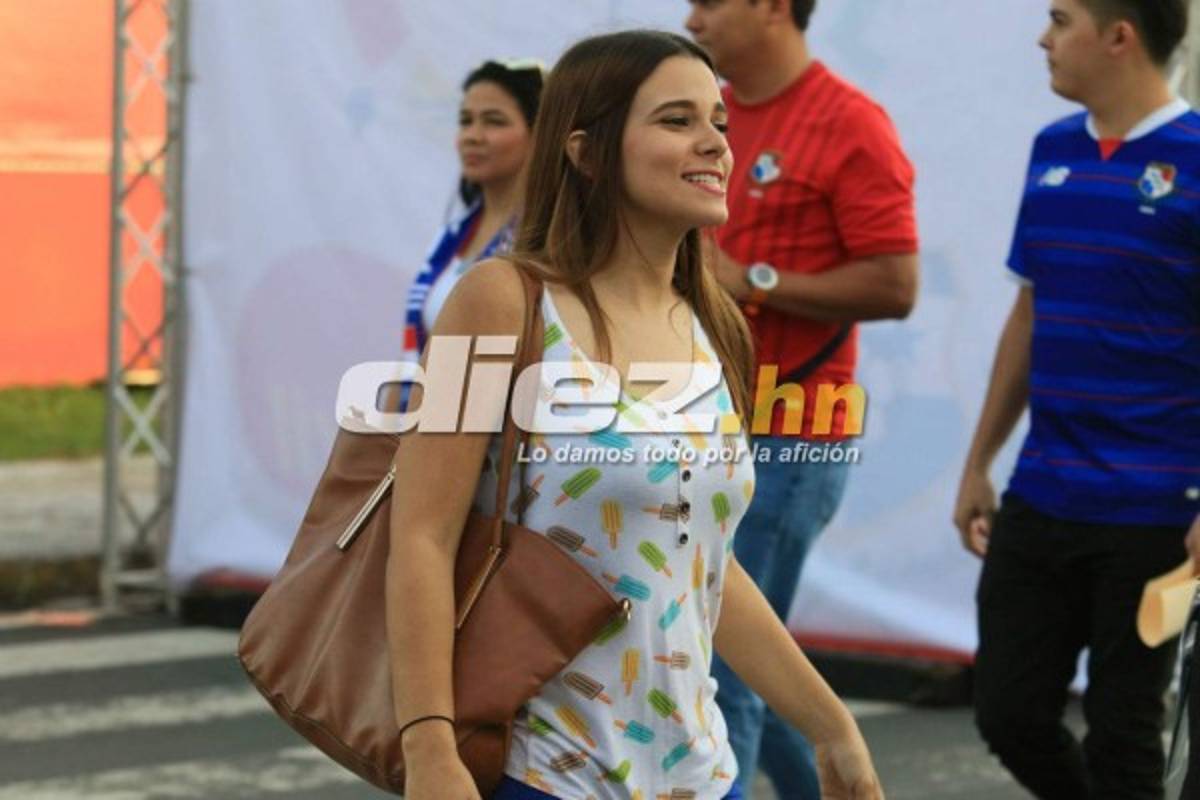 ¡Belleza! Las encantadoras chicas que adornaron el Panamá-Honduras