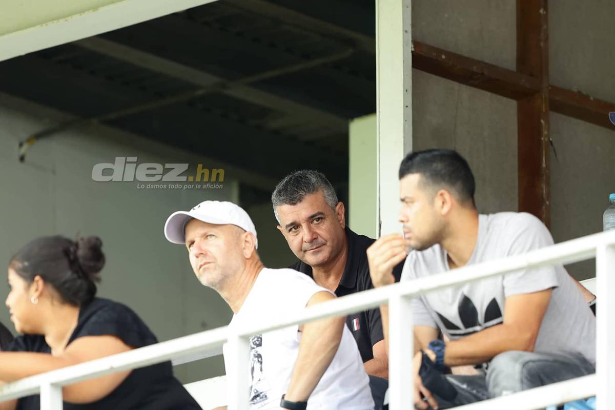 Diego Vázquez viendo al Real España, las preciosas chicas y los aficionados del Cartaginés que sufrieron en el Morazán