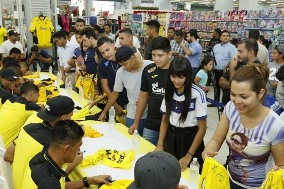 FOTOS: Real España comparte con sus aficionados en la tienda DIUNSA