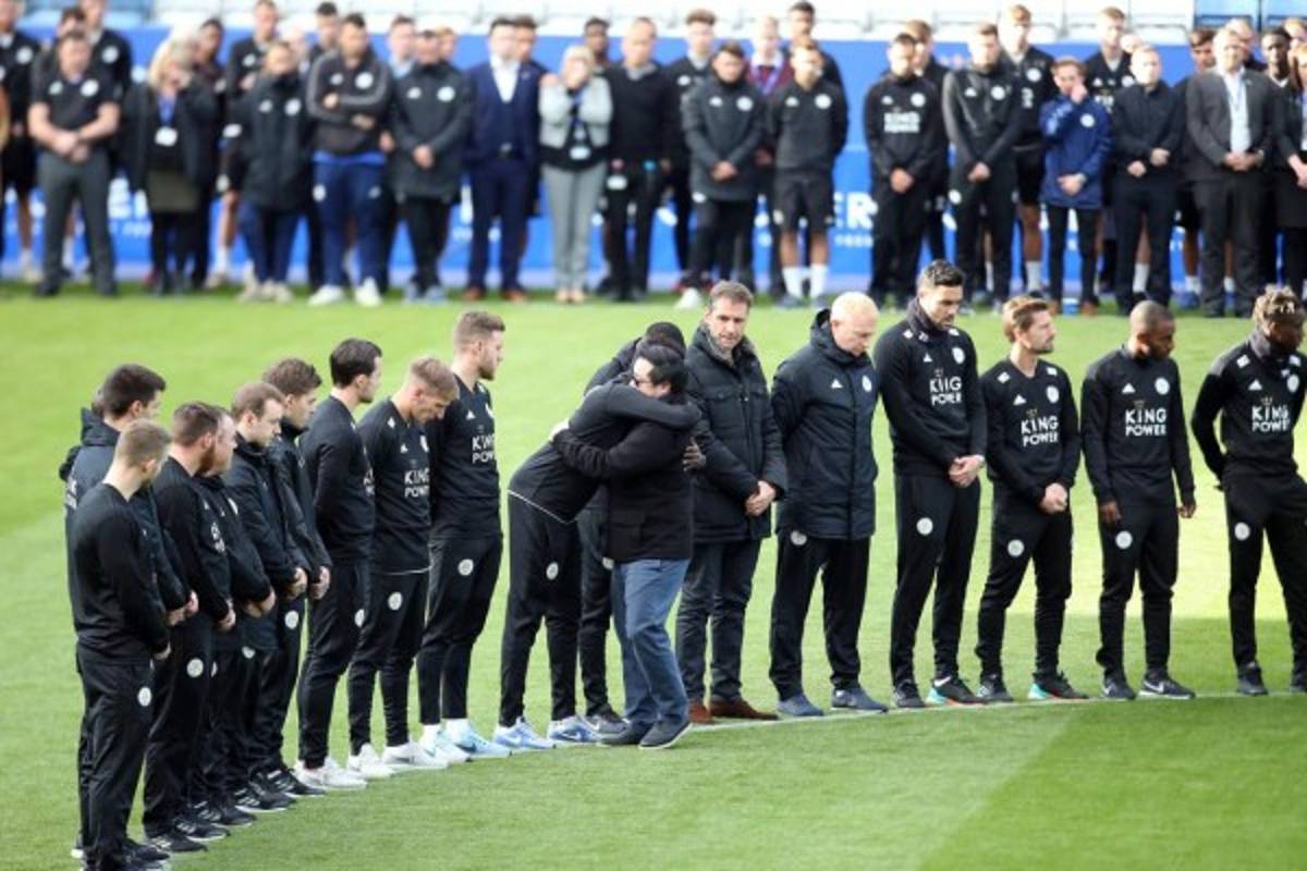 Jugadores del Leicester le rindieron tributo a su presidente en el King Power Stadium