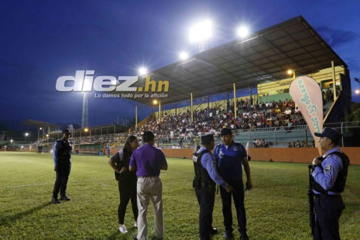 NO SE VIO EN TV: La cábala de Javier Padilla y los besos desde el banquillo