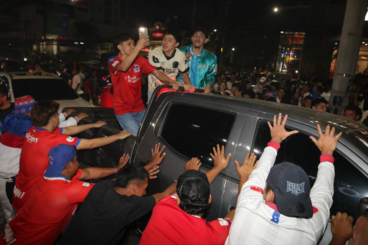 'Destruyeron' carro lujoso y chicas enamoraron: así fueron los festejos de los hinchas del Olimpia tras conquistar la copa 40