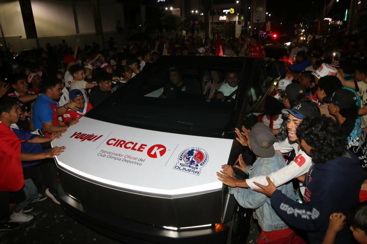 'Destruyeron' carro lujoso y chicas enamoraron: así fueron los festejos de los hinchas del Olimpia tras conquistar la copa 40