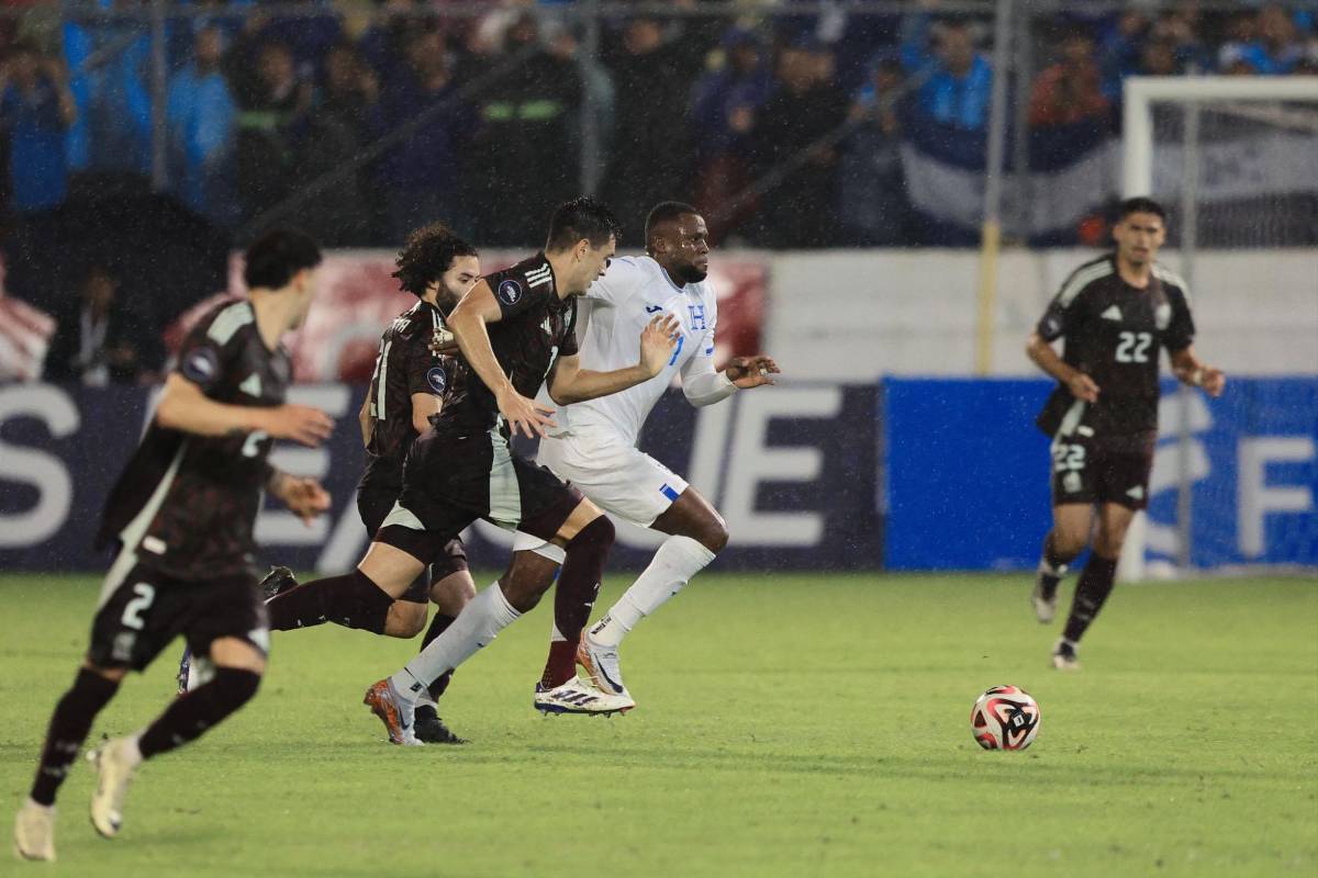 Yustin Arboleda tuvo debut destacado con Honduras frente a México, agarrón con dos jugadores y se le vio bien acompañado