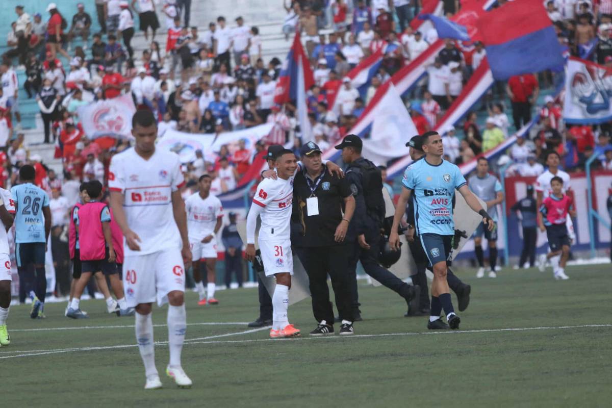 Olimpia se fue humillado, furia de Espinel, ex del León le gritó el gol a la banca y directivo bajó a hablar con los jugadores tras goleada ante Génesis PN