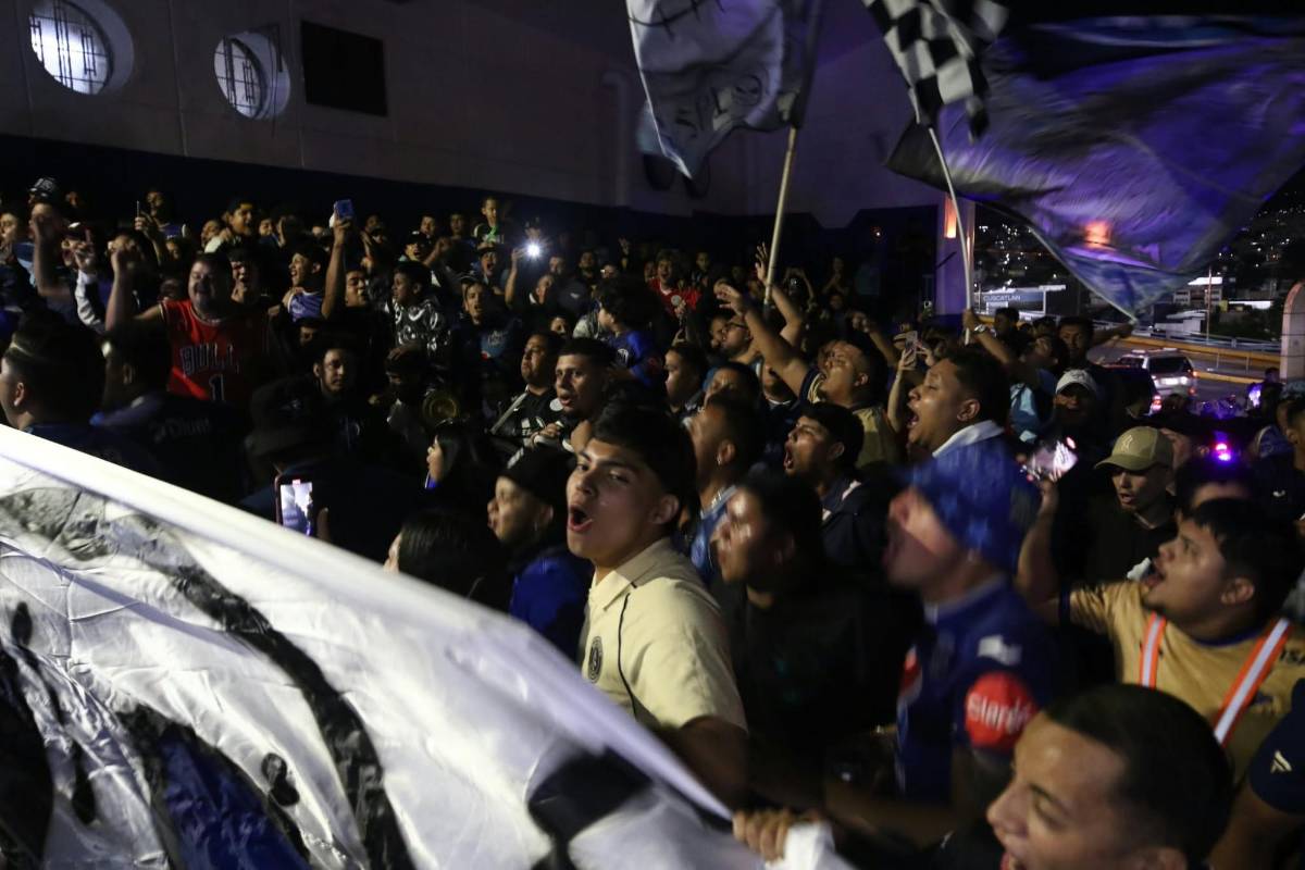 ¡Locura! Afición de Motagua arropa al club con banderazo; niño sorprende a Javier López