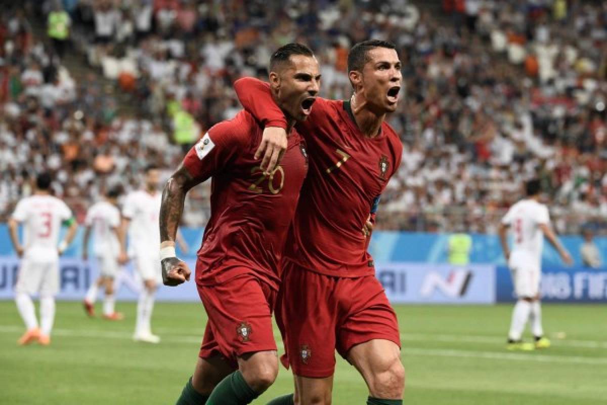 Portugal's forward Ricardo Quaresma (L) celebrates scoring the opening goal with Portugal's forward Cristiano Ronaldo during the Russia 2018 World Cup Group B football match between Iran and Portugal at the Mordovia Arena in Saransk on June 25, 2018. / AFP PHOTO / Filippo MONTEFORTE / RESTRICTED TO EDITORIAL USE - NO MOBILE PUSH ALERTS/DOWNLOADS