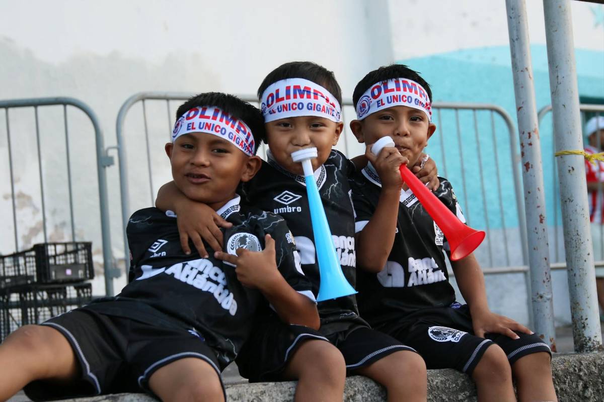 La bella barbie en el Nacional, el show de la Ultra Fiel y se burlan del Motagua en la previa del Olimpia-Cartaginés