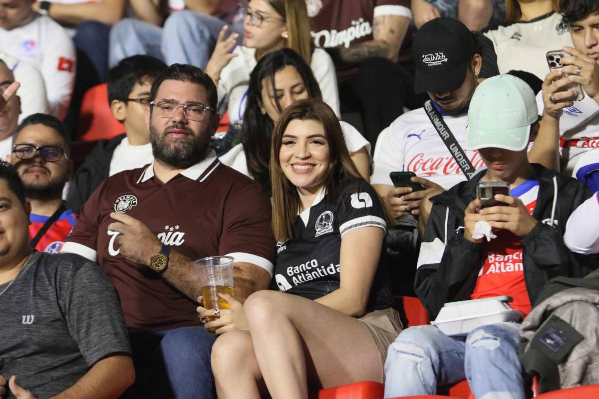 Aficionada se lleva las miradas, lindas fanáticas y la camisa que todos valoran en el Olimpia vs Alajuelense