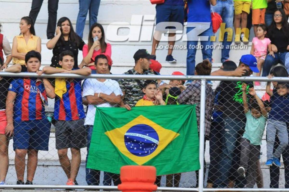 ¡Espectacular! Ronaldinho llevó tremenda felicidad a niños de Honduras