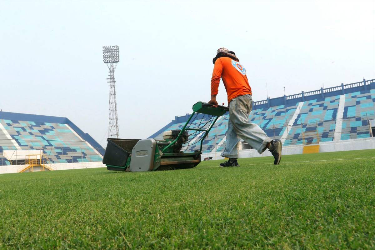 ¡Como mesa de billar! Estadio Morazán luce espectacular nueva grama y comienzan a realizar instalaciones
