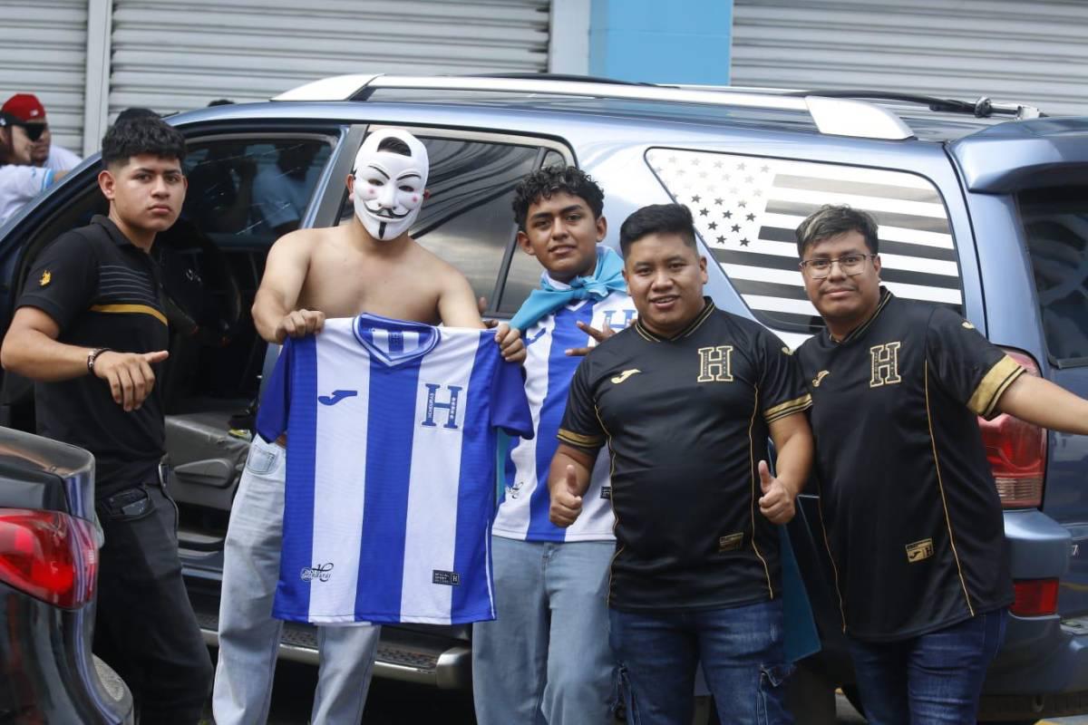 Honduras vs El Salvador: ¡Locura por los tiktokers! Cuscatlecos invaden SPS y euforia de los catrachos en el Morazán