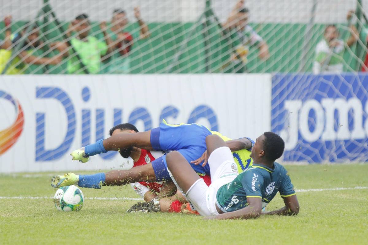 Tremendo diluvio en el Nacional, enfado de los aficionados de Marathón, jugador en muletas, bellas chicas y DT en aprietos