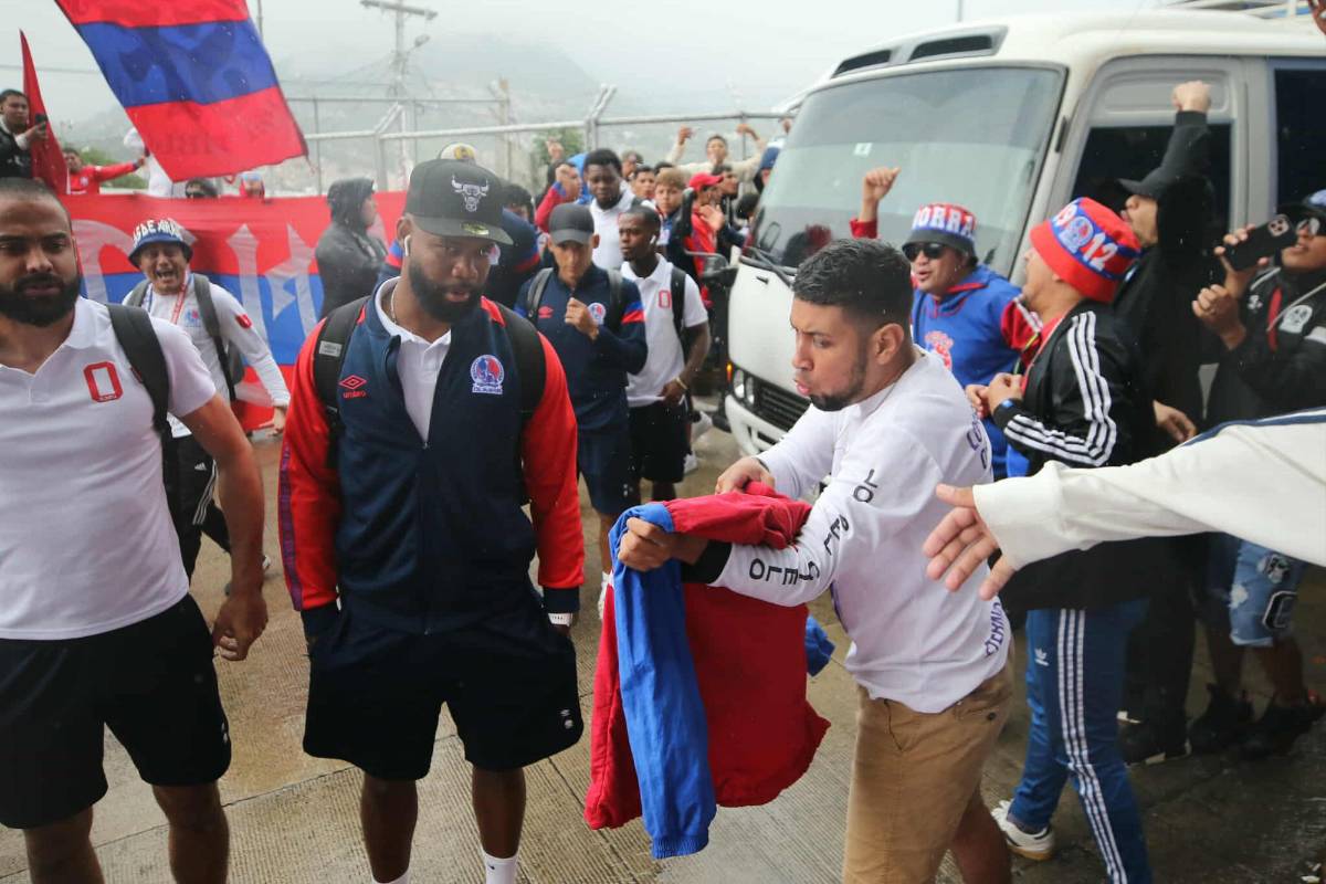 Imágenes: Así le reclamó la Ultra Fiel al Olimpia, los encerraron ¿Cuál fue la reacción de Eduardo Espinel?