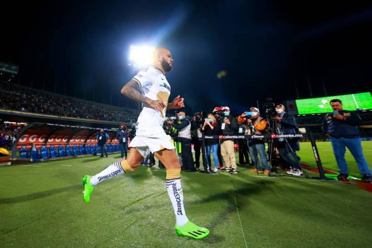 Así fue el debut de Dani Alves con los Pumas en la Liga MX: Su primer “Goya”, estadio lleno y asistencia de gol