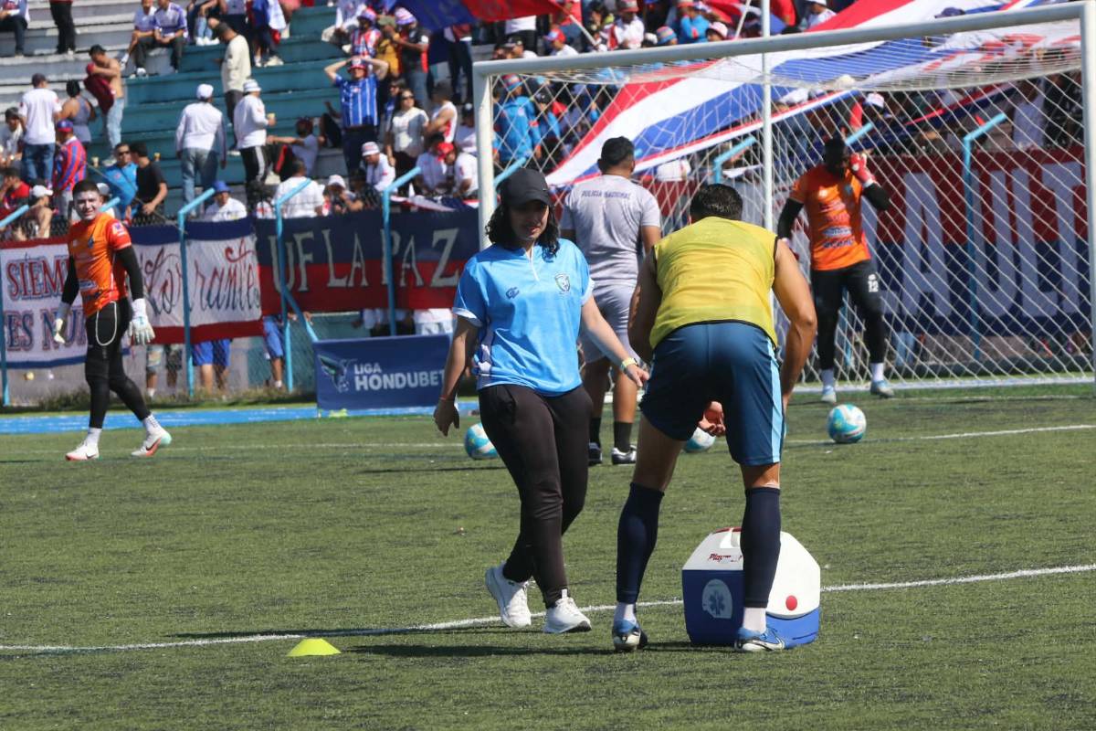 Europeos en las gradas, las bellezas de La Paz y en el muro para ver el Génesis vs Olimpia