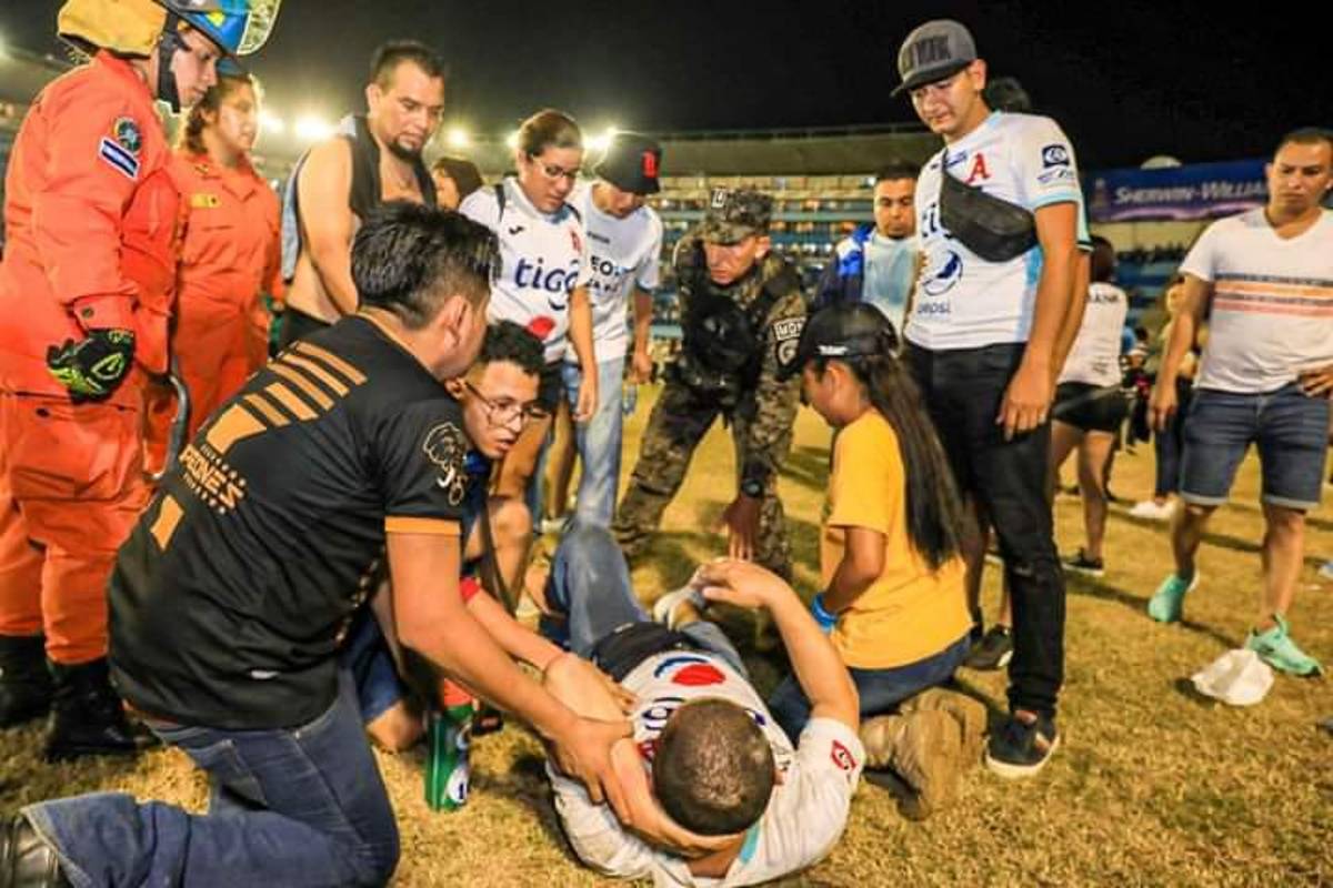 Desgracia en El Salvador: Las desgarradoras imágenes de la estampida de aficionados que dejó varios muertos en el Estadio Cuscatlán