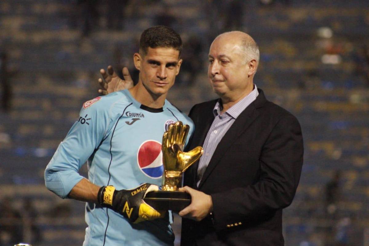 En el 2019 fue condecorado como el ‘mejor portero de la Liga Concacaf’ de esa temporada. Recibe el premio de la mano del presidente de Motagua, Eduardo Atala.