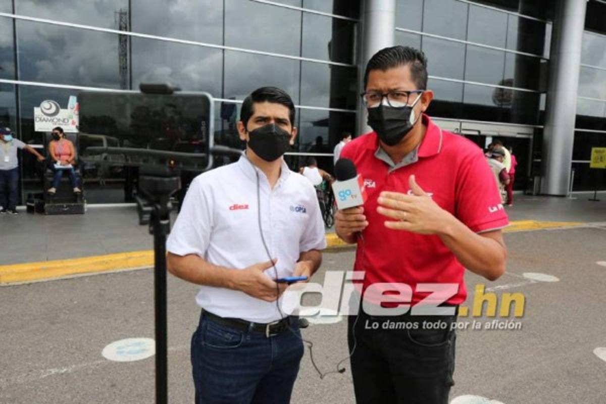 Bajo una copiosa lluvia: así fue la llegada de 'Bolillo' Gómez camino a su presentación como DT de Honduras