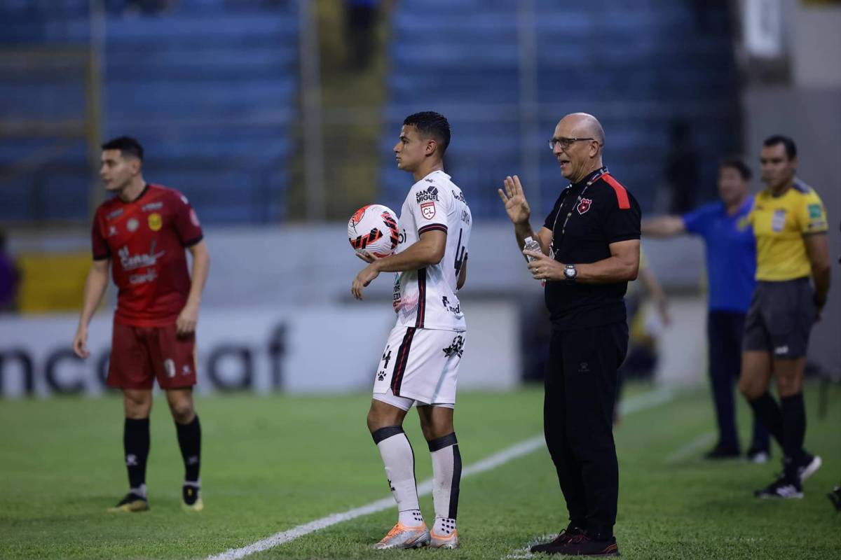 Insultos, abucheos y objetos lanzados a su persona: Fabián Coito no fue bien recibido por la afición catracha en el Francisco Morazán