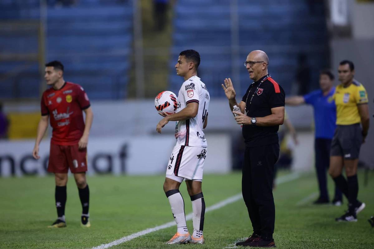 Insultos, abucheos y objetos lanzados a su persona: Fabián Coito no fue bien recibido por la afición catracha en el Francisco Morazán