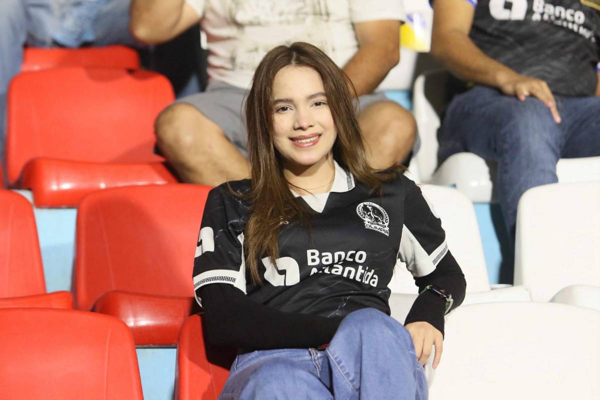 ¿Quién es la chica de la hermosa sonrisas? Hermosas aficionadas engalanan el Olimpia vs Alajuelense por Copa Centroamericana 2025