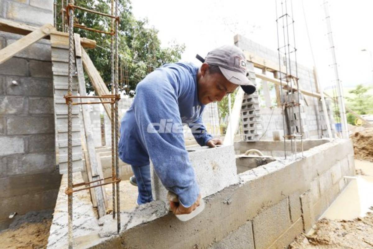 Así trabajaba 'Ñangui' Cardona en la albañilería día a día bajo un sol imperante
