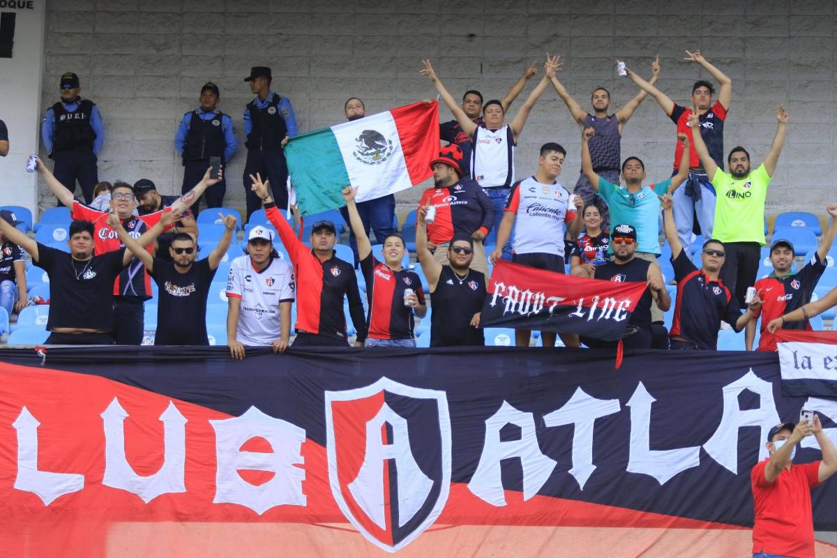 ¡Ambientazo de Champions! Invasión de olimpistas en el Olímpico y el grupo de afición del Atlas que se hace sentir
