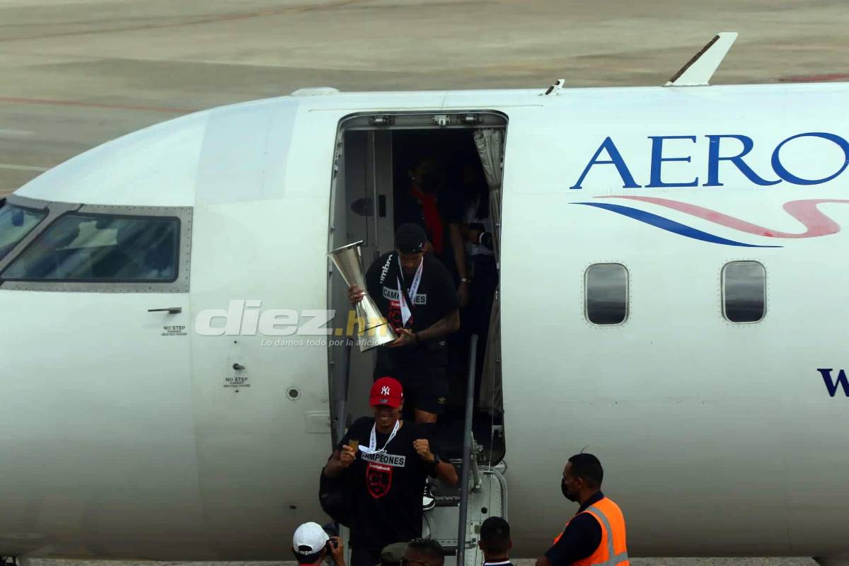 La llegada triunfal del campeón Olimpia a Honduras: La locura del ‘Patón’, el recibimiento a Bengtson y ¿quién bajó la copa?