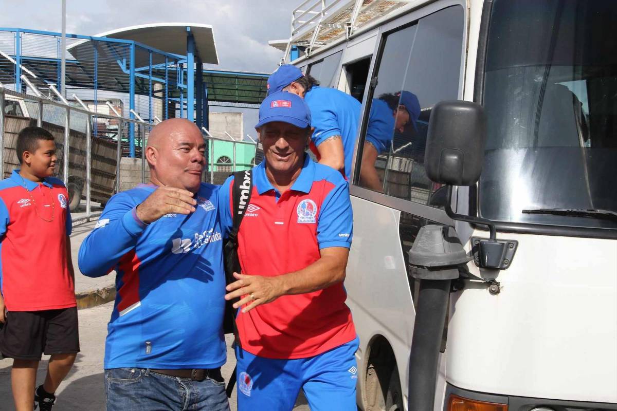 No se vio por TV: Interceptan a Troglio llegando al estadio, el look del Chino López y, ¿qué hacían en los banquillos?
