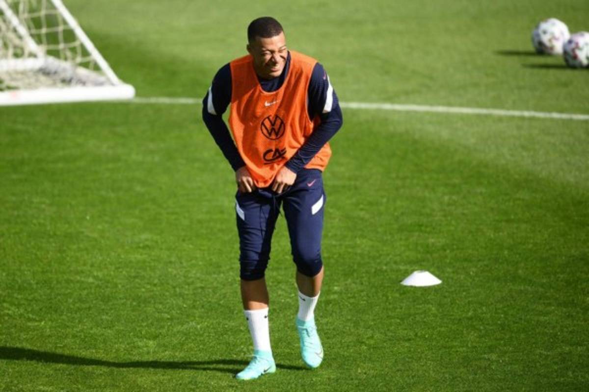 Mbappé se parte de la risa y las imágenes del brutal tridente que ponen a temblar a la Euro