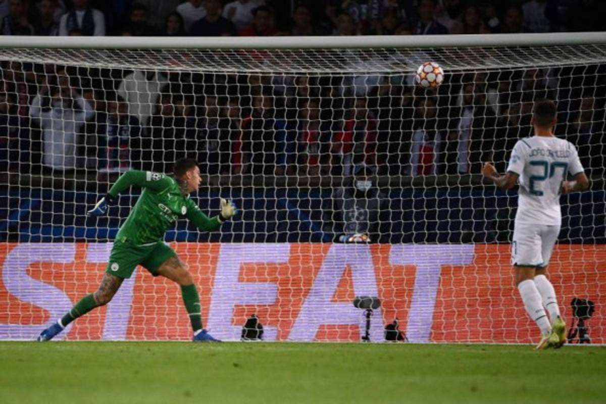 Tumbado en la barrera: las insólitas imágenes de Messi en el triunfazo del PSG sobre el Manchester City