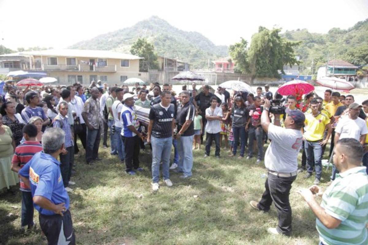 Multitudinario adiós a Enrique Reneau en su natal Jutiapa